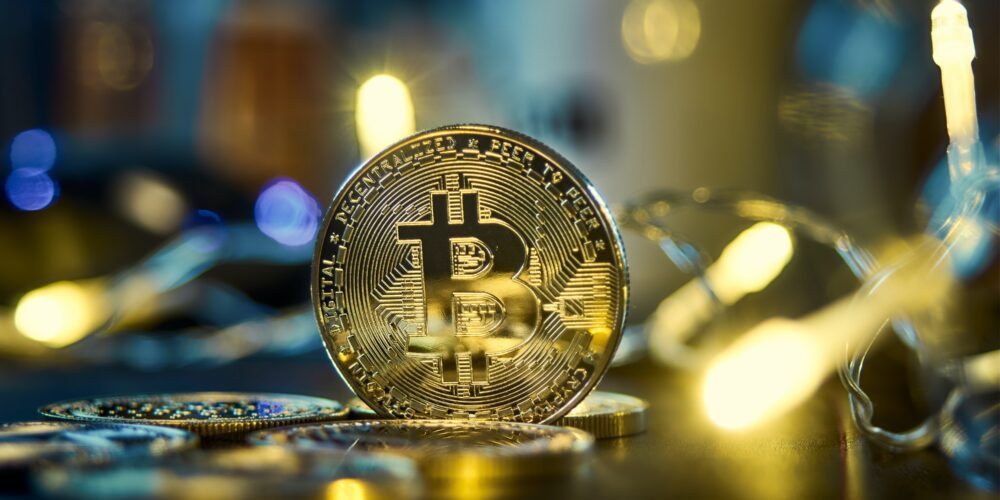 Bitcoin zbliża się do rekordowej ceny – co stoi za tą niezwykłą tendencją?